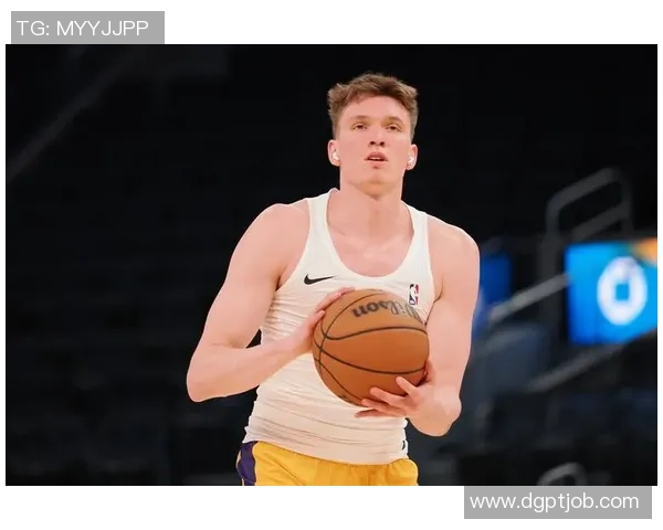 雷迪克称赞艾顿近期表现突出 成为队友与场上沟通核心 雷迪克称赞艾顿近期表现突出 成为队友与场上沟通核心